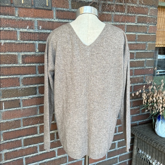 Nicole Miller mocha brown cashmere V neck sweater/quiet luxury. Size Medium - Picture 4 of 8